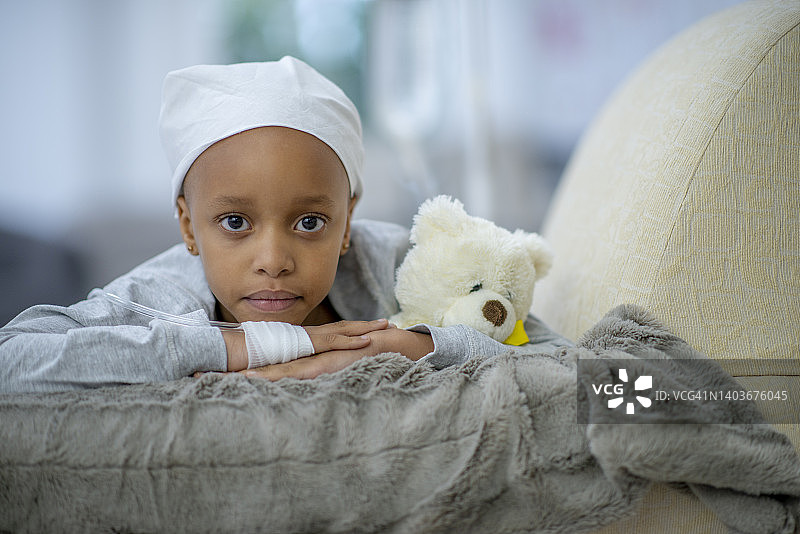 患癌小女孩坐在椅子上接受化疗图片素材