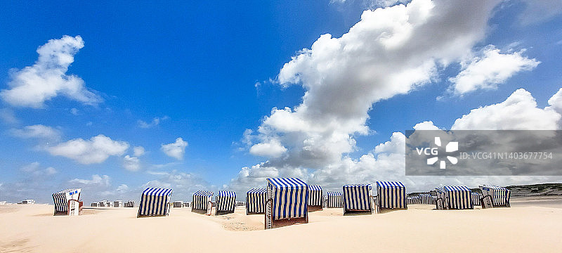 蓝天下空旷海滩上的沙滩椅图片素材
