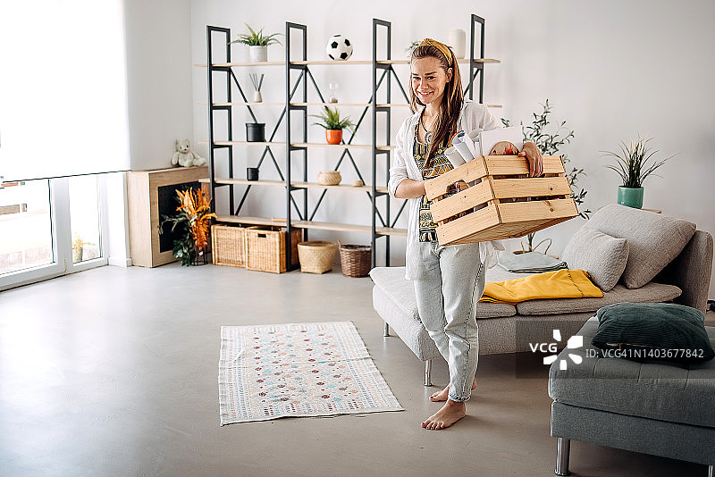 快乐的女人搬进新家图片素材