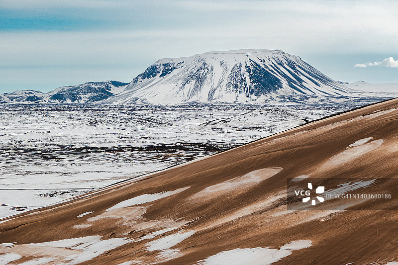 冰岛米湖附近的景观，展示了纳马斯卡德和布费尔山图片素材