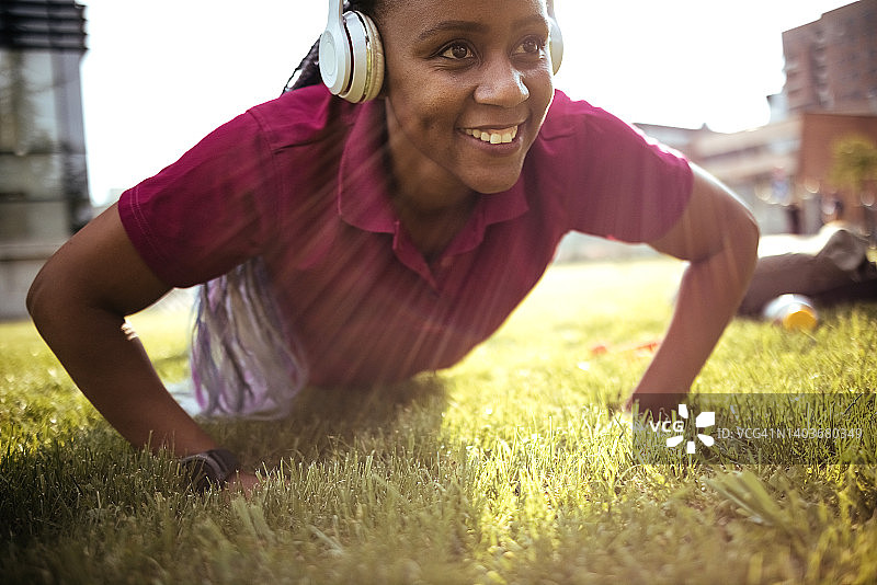 运动员在户外做俯卧撑图片素材