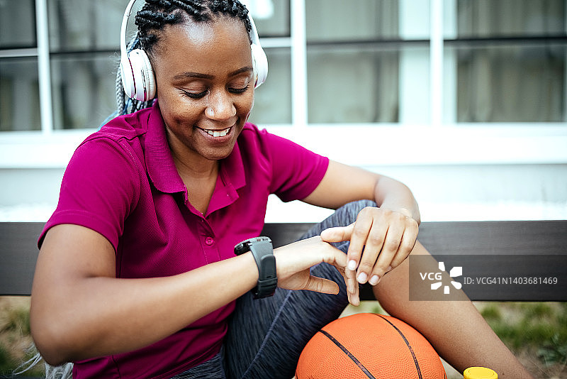 训练后神清气爽的女人图片素材