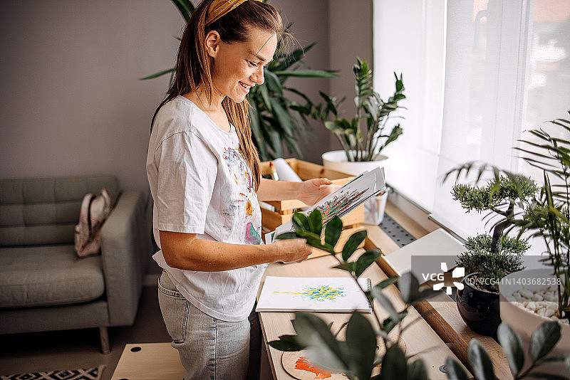 在家绘画的女艺术家图片素材