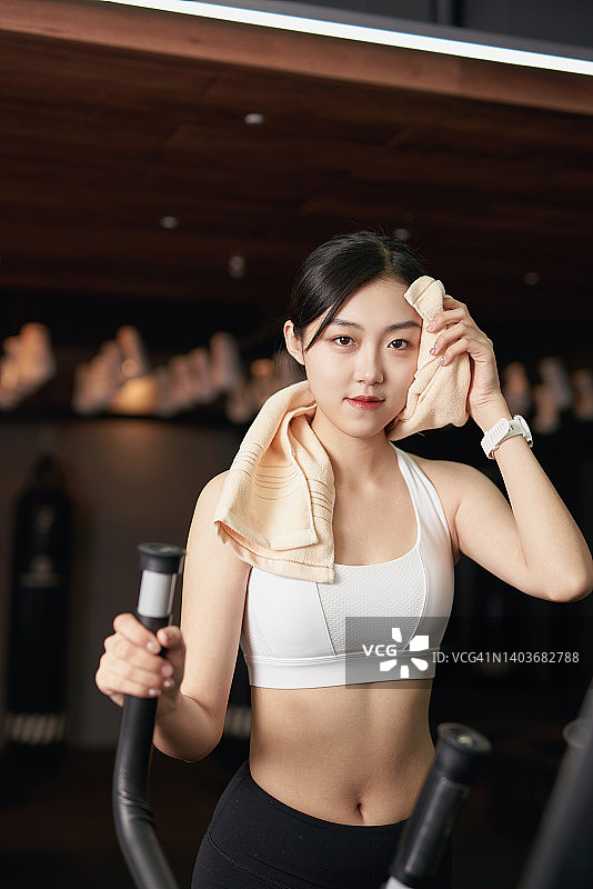 在健身房锻炼的亚洲模特图片素材