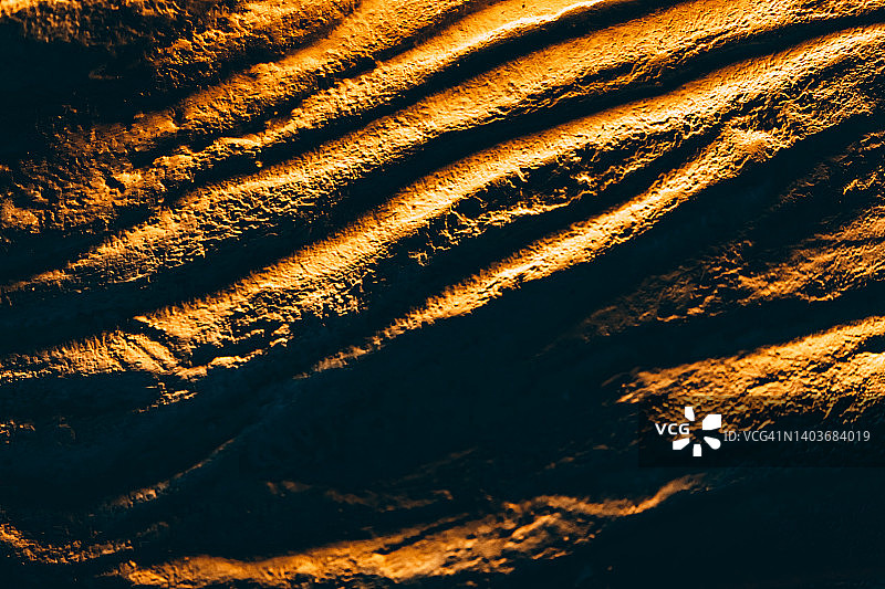 日落光照下的沙漠沙岩抽象纹理图片素材