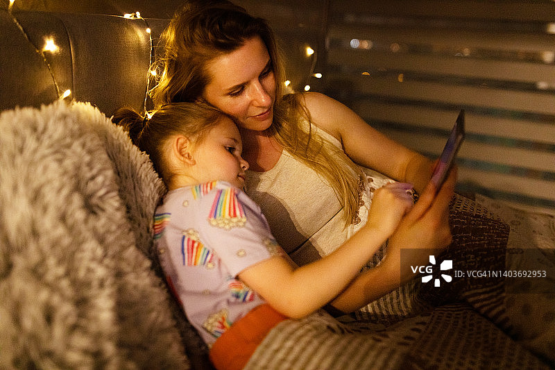 睡前阅读——睡前故事，母女图片素材
