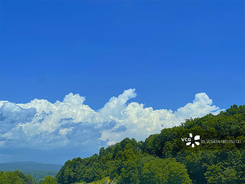 东菲什基尔葱郁山坡附近的积云图片素材