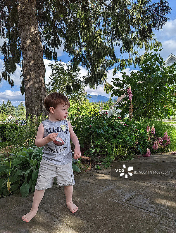 院子里的幼儿图片素材