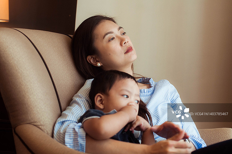 一位东南亚母亲和儿子在客厅的沮丧抓拍肖像图片素材