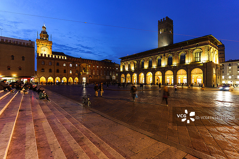 意大利博洛尼亚马乔列广场的暮色图片素材