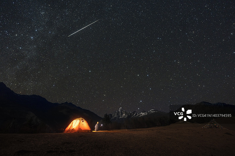流星撞击露营者上方图片素材