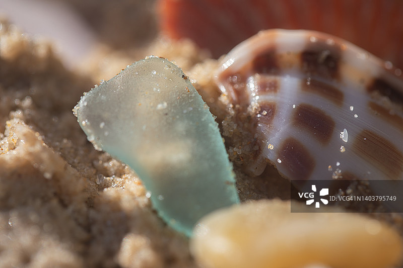 海滩上的海玻璃图片素材