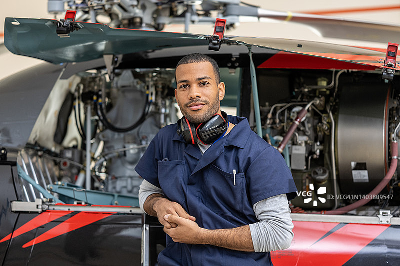 站在直升机旁的英俊非裔美国人航空工程师（正面视角）图片素材
