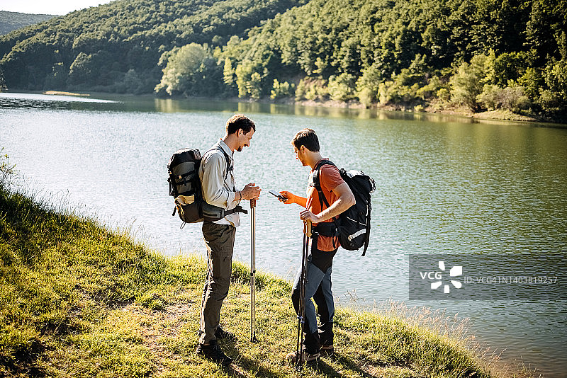 徒步者背着背包走进美丽的自然风光图片素材