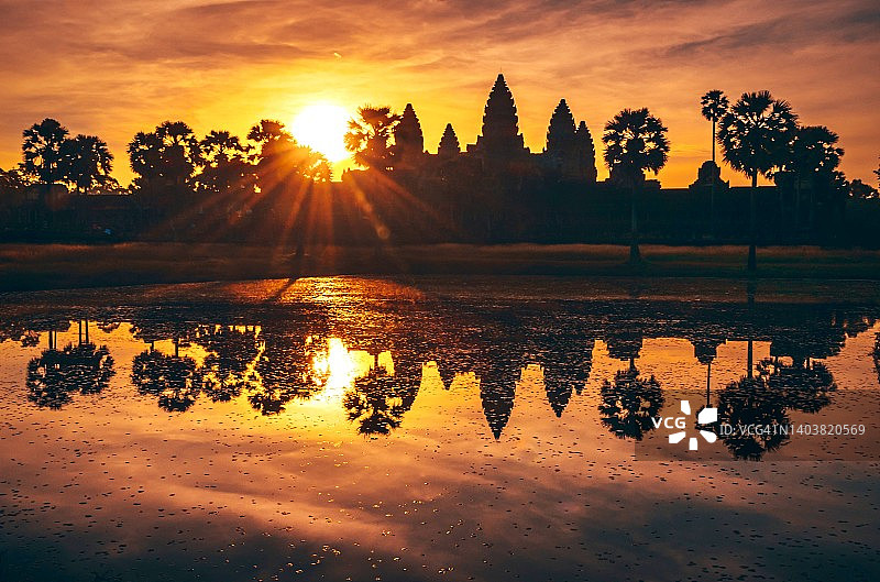 日出时柬埔寨暹粒吴哥寺的景色图片素材