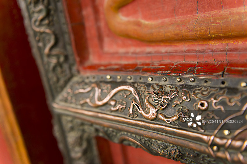 中国北京故宫门框上的龙纹图片素材