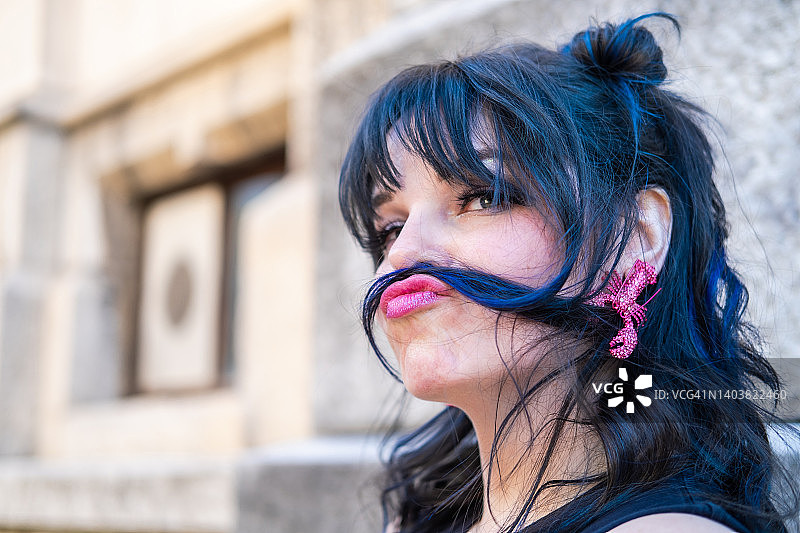 玩头发做胡子的女人肖像图片素材