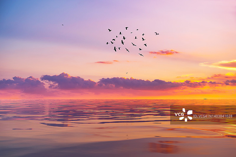 海边日落晚霞，泰国甲米岛风光图片素材