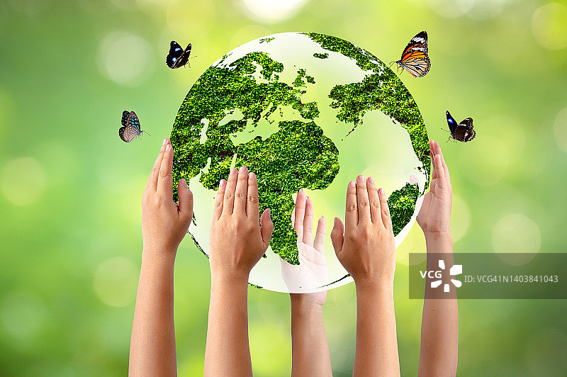拯救世界，保护环境概念：绿色背景下的地球图片素材