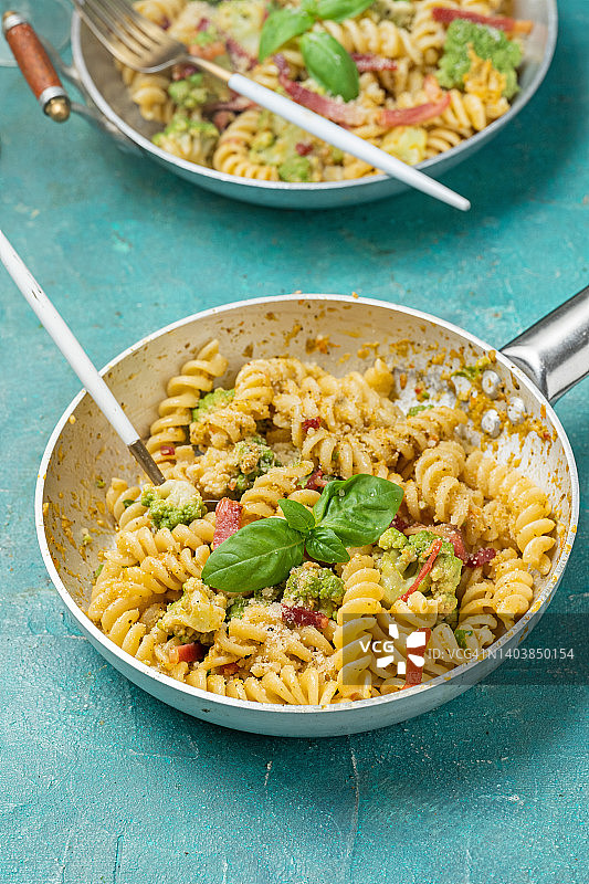 意大利面配罗马花椰菜和培根图片素材