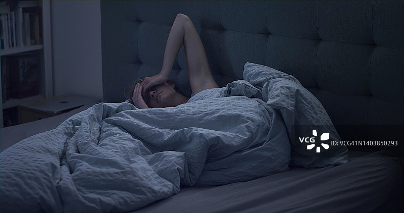因失眠而无法入睡的床上女人图片素材