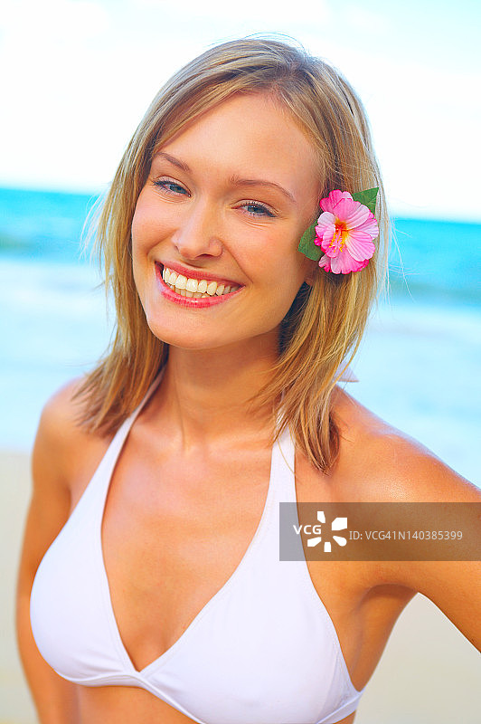 海滩上的美丽年轻女子图片素材