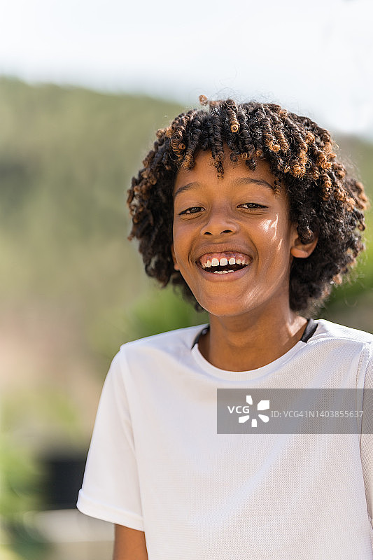 在花园里开怀大笑的男孩图片素材