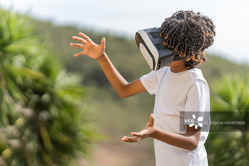 佩戴VR模拟器的男孩图片素材