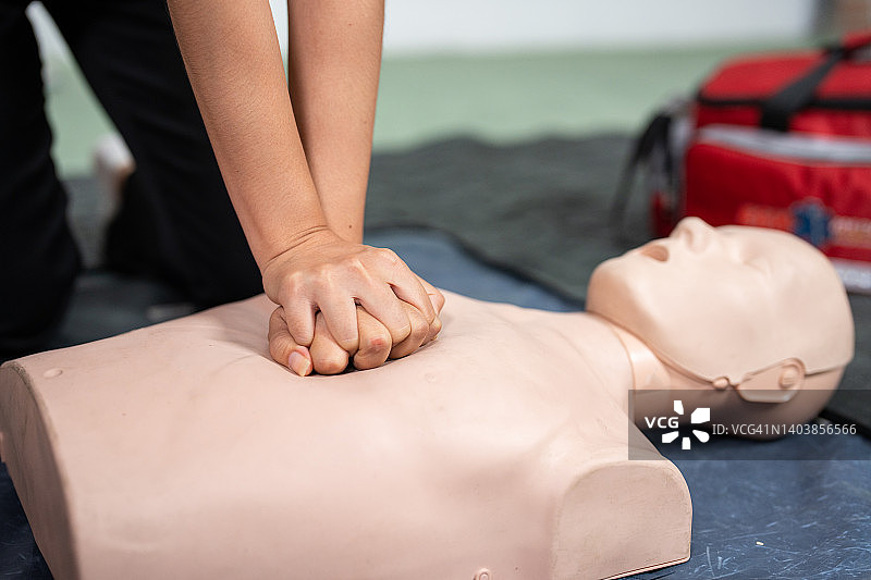 医生在人体模型上进行心肺复苏图片素材