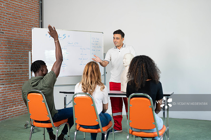 心肺复苏课上学生举手提问图片素材