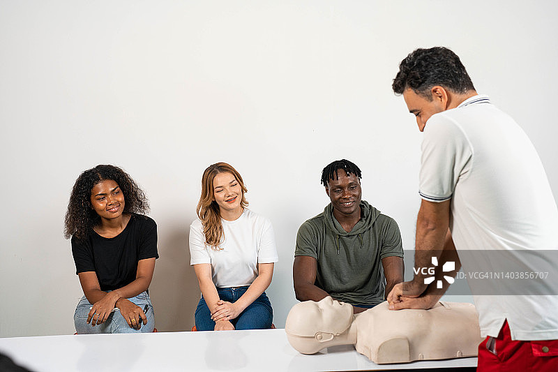 教练在人体模型上演示心肺复苏术图片素材