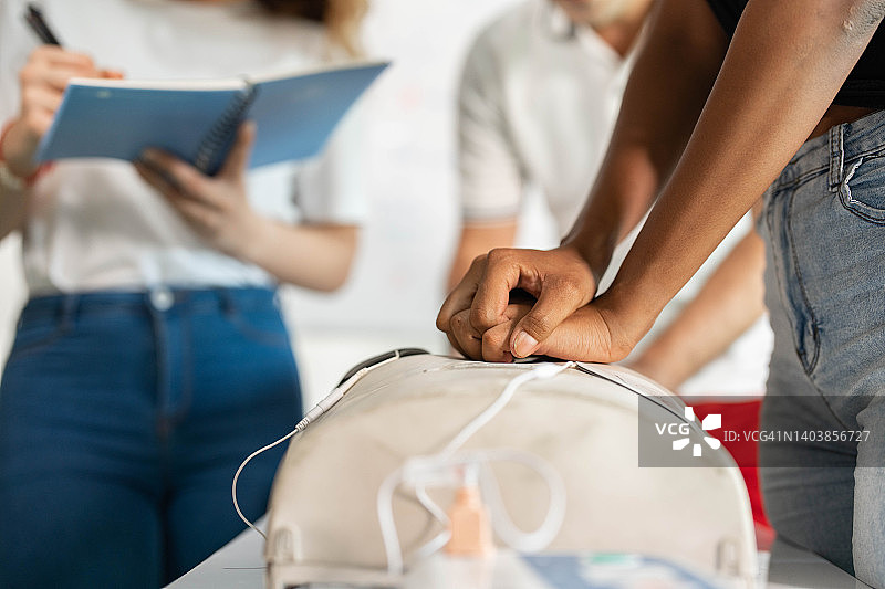 在户外对人体模型进行心肺复苏的人图片素材