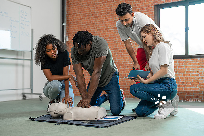 学生们学习心肺复苏术图片素材