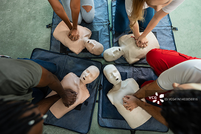 学生们学习心肺复苏术图片素材
