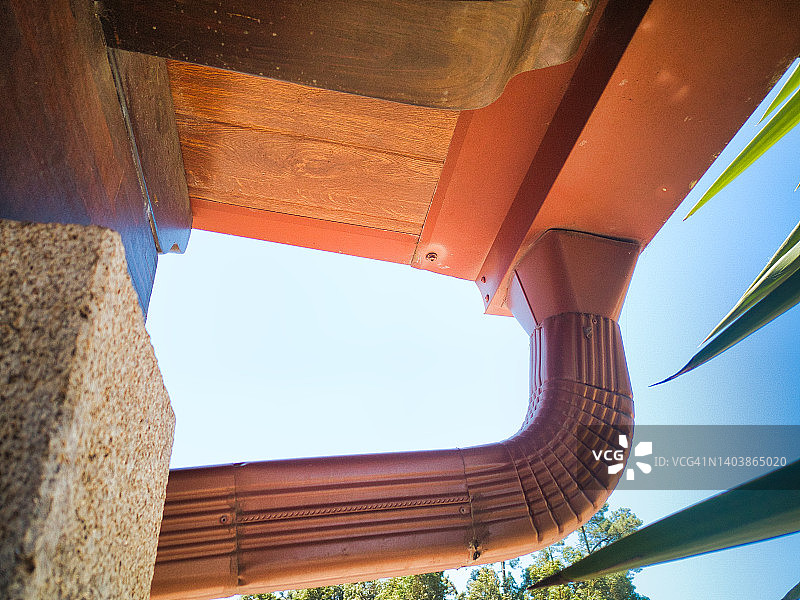 房屋上的雨水槽图片素材