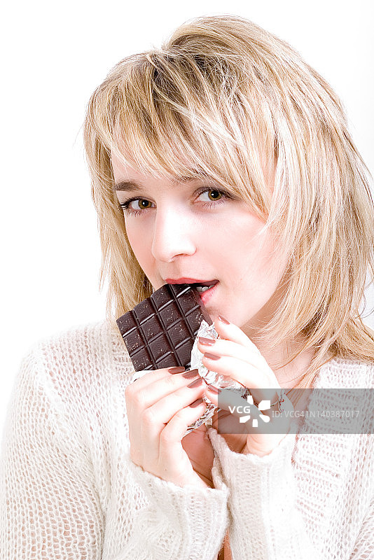 金发女人吃巧克力图片素材