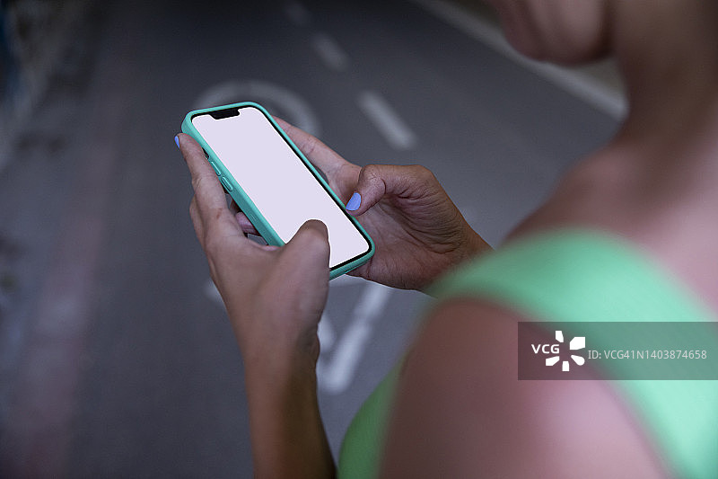 女人在街上看手机图片素材