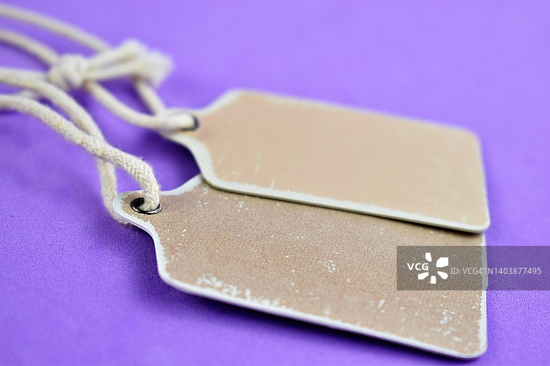 紫色背景上的空白标签图片素材