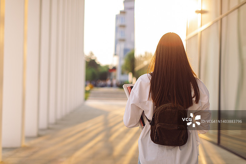 女学生走过大学建筑图片素材