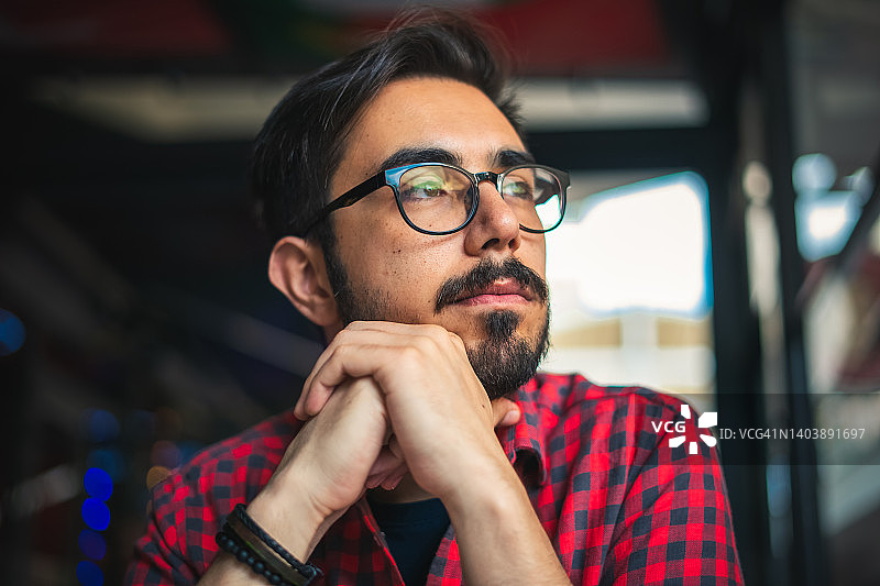 年轻人看向远方的肖像图片素材