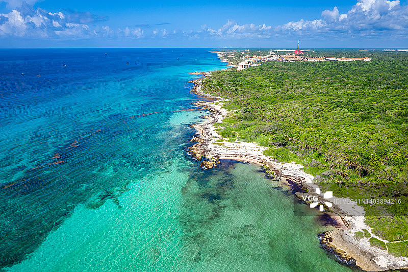 墨西哥金塔纳罗奥州阿库马尔湾航拍，加勒比海珊瑚礁的鸟瞰视角，热带天堂海滩图片素材