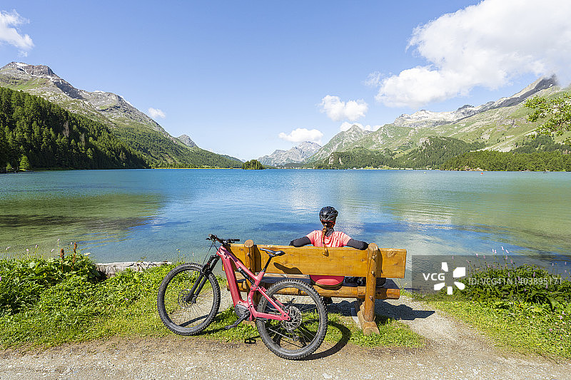 女人欣赏瑞士恩加丁锡尔斯湖的景色图片素材