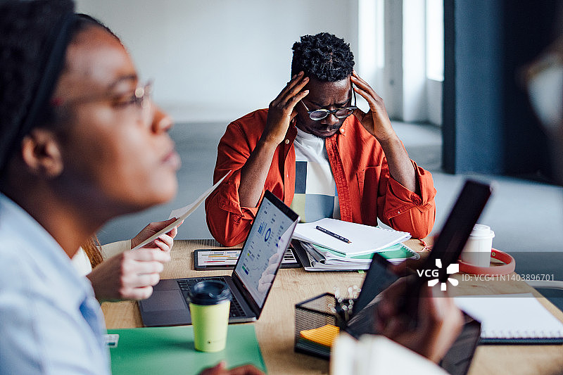 朋友们在图书馆一起学习图片素材