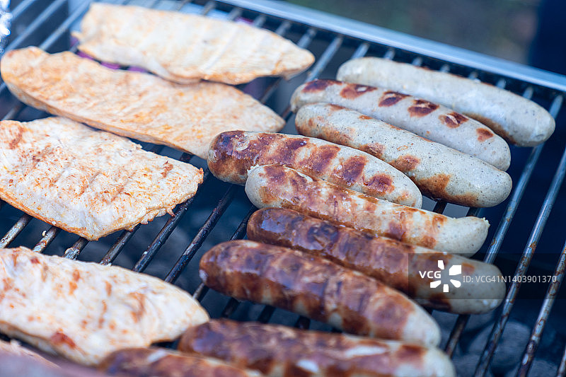 烧烤壁炉鸡肉和德式猪肉香肠图片素材