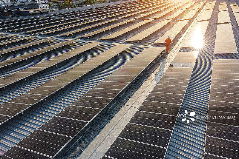 安装太阳能板：可再生能源，清洁环保图片素材