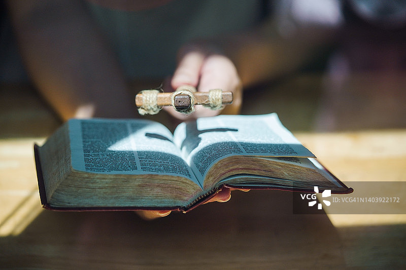 女人在读圣经图片素材