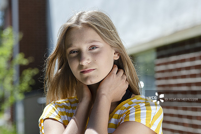 年轻漂亮的女孩图片素材