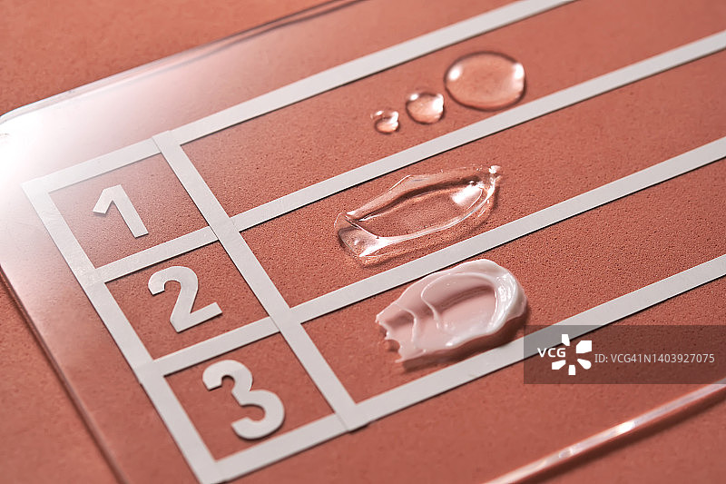 美容马拉松概念：体育场上的三种化妆品图片素材