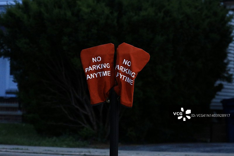 带有临时禁止停车标志罩的停车计时器图片素材