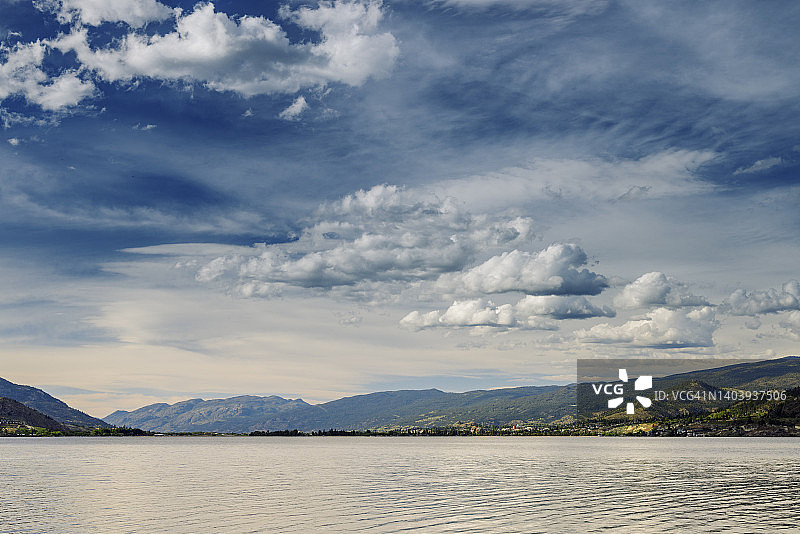 斯卡哈湖，位于不列颠哥伦比亚省彭蒂克顿附近的奥卡诺根山谷图片素材